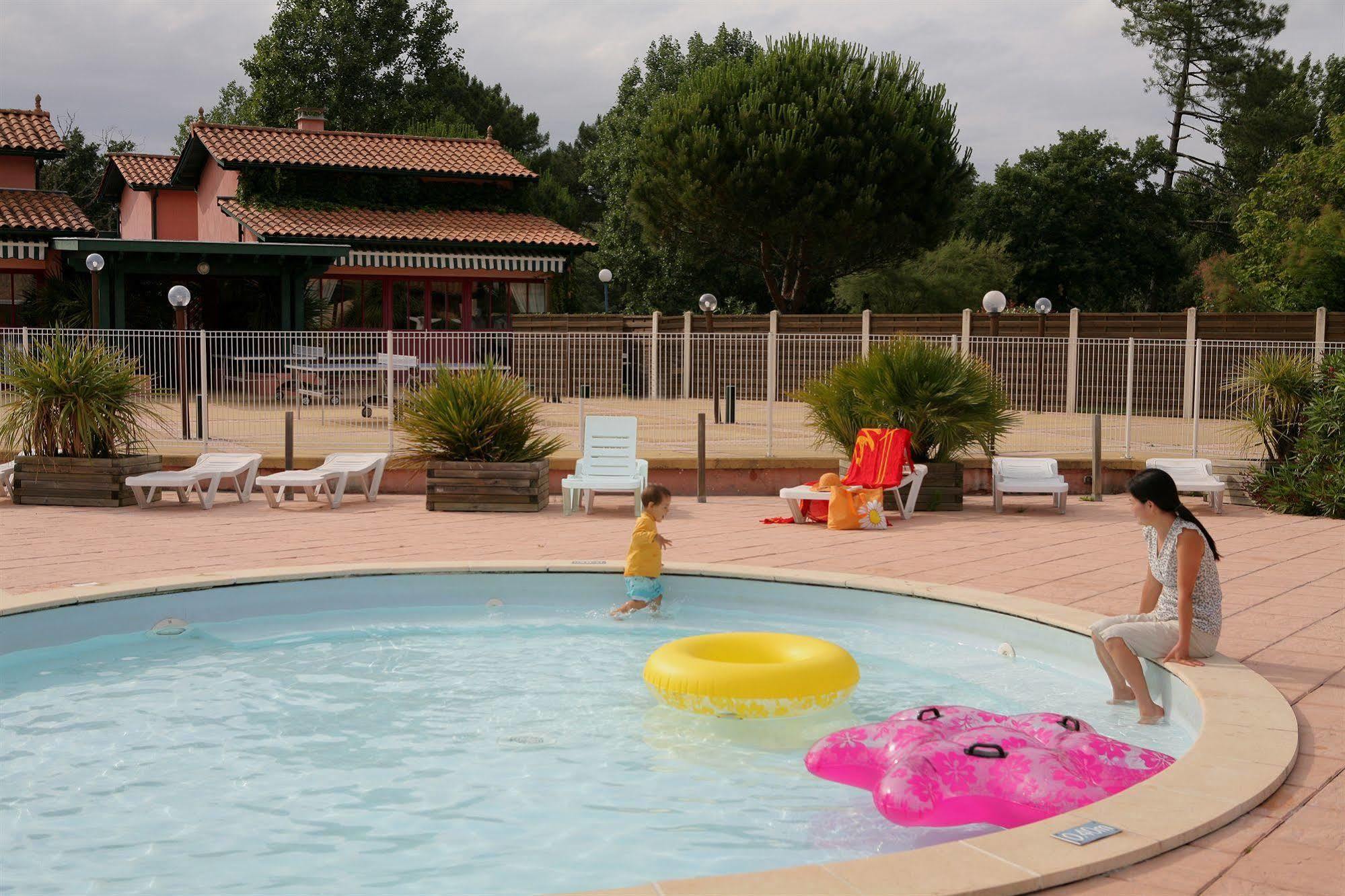 Residence Nemea Les Rives De Saint Brice Ares Buitenkant foto